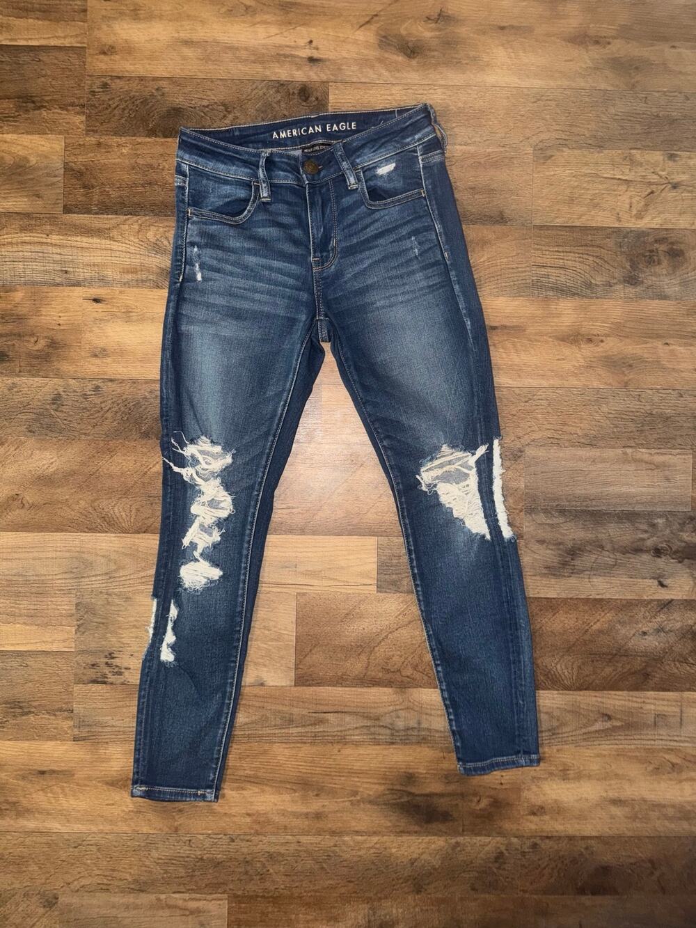 American Eagle women’s next level stretch distressed blue jeans  jegging